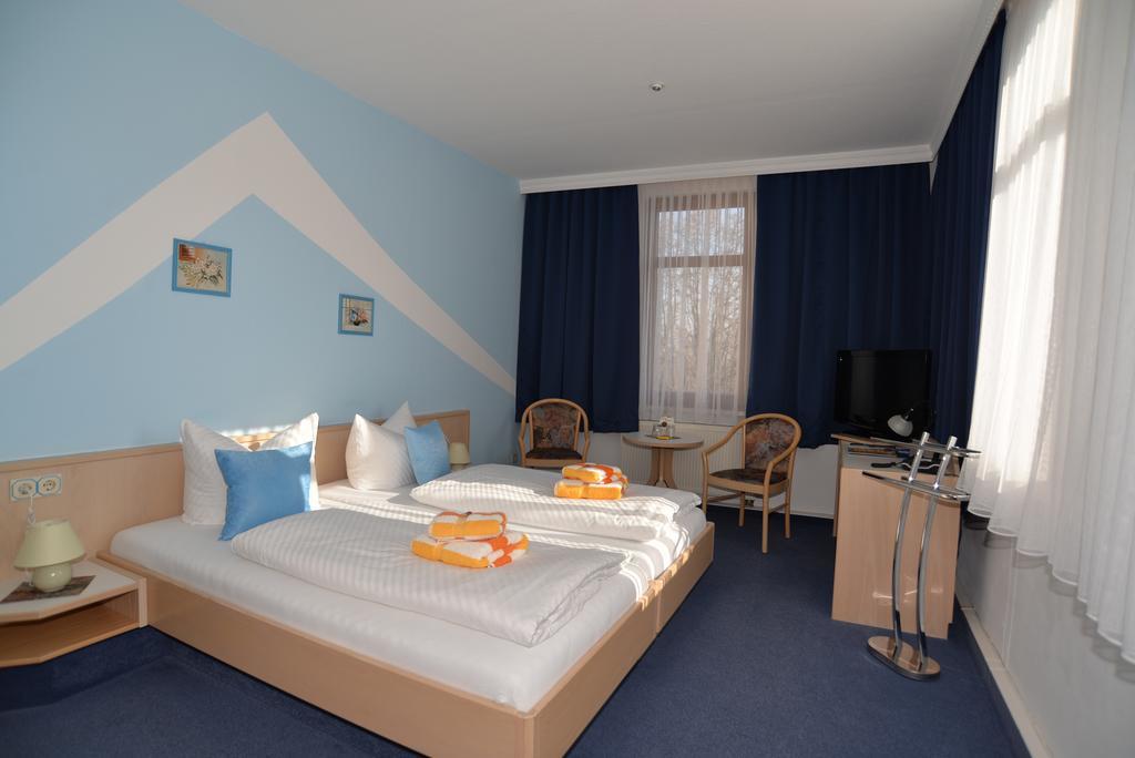 Hotel Am Hohen Schwarm Saalfeld Saale Exterior foto